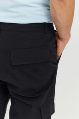 Fabian ist 1,86 und trägt Größe M