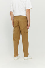 Tian ist 1,86 und trägt Größe M