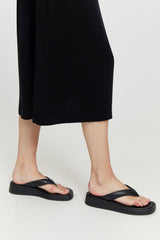 Jasmin ist 1,76 und trägt Größe S