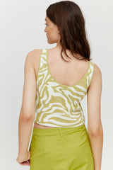 Jasmin ist 1,76 und trägt Größe S