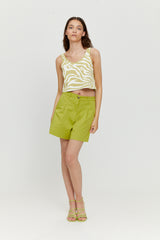 Jasmin ist 1,76 und trägt Größe S