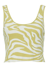 Jasmin ist 1,76 und trägt Größe S