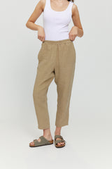 Jasmin ist 1,76 und trägt Größe S