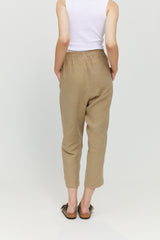 Jasmin ist 1,76 und trägt Größe S