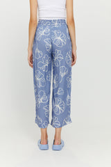 Nika ist 1,79 und trägt die Größe S