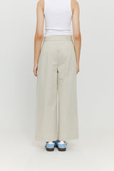 Nika ist 1,79 und trägt die Größe S