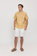 Lennox ist 1,90 und trägt Größe L