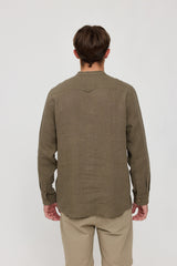 Lennox ist 1,90 und trägt Größe L