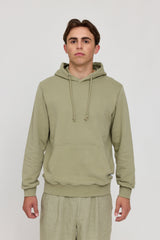 Lennox ist 1,90 und trägt Größe L