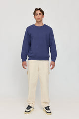 Lennox ist 1,90 und trägt Größe L