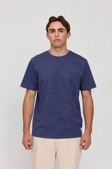 Lennox ist 1,90 und trägt Größe L