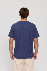 Lennox ist 1,90 und trägt Größe L