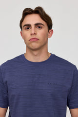 Lennox ist 1,90 und trägt Größe L