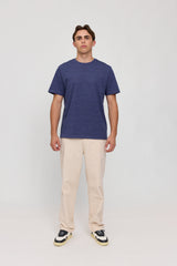 Lennox ist 1,90 und trägt Größe L