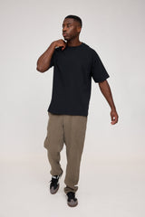 Terence ist 1,90 und trägt Größe L