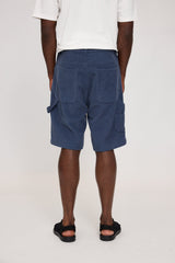 Terence ist 1,90 und trägt Größe L