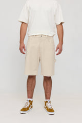 Lennox ist 1,90 und trägt Größe L