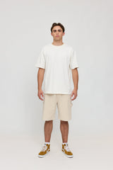 Lennox ist 1,90 und trägt Größe L