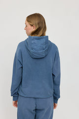 Julia ist 1,78 und trägt Größe S