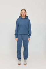 Julia ist 1,78 und trägt Größe S