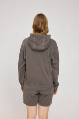 Julia ist 1,78 und trägt Größe S