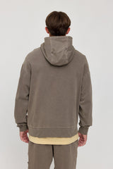 Lennox ist 1,90 und trägt Größe L