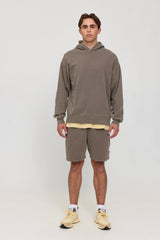 Lennox ist 1,90 und trägt Größe L