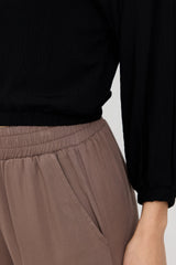 Maren ist 1,75 und trägt Größe S