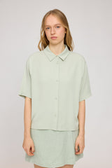 Julia ist 1,78 und trägt Größe S