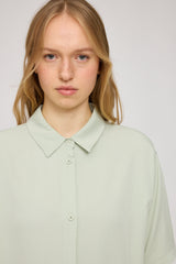 Julia ist 1,78 und trägt Größe S