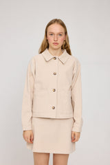 Julia ist 1,78 und trägt Größe S