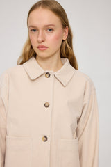 Julia ist 1,78 und trägt Größe S