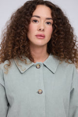 Mandy ist 1,68 und trägt Größe S