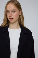 Julia ist 1,78 und trägt Größe S