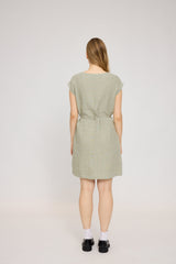 Julia ist 1,78 und trägt Größe S