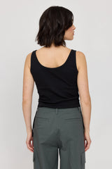 Maren ist 1,75 und trägt Größe S