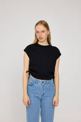 Julia ist 1,78 und trägt Größe S