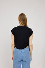 Julia ist 1,78 und trägt Größe S