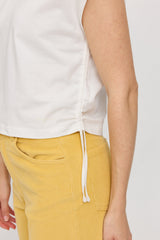 Maren ist 1,75 und trägt Größe S