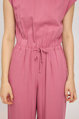 Julia ist 1,78 und trägt Größe S