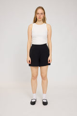 Julia ist 1,78 und trägt Größe S