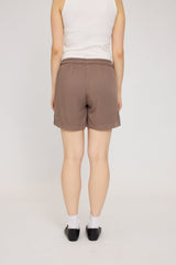 Julia ist 1,78 und trägt Größe S