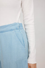 Julia ist 1,78 und trägt Größe S