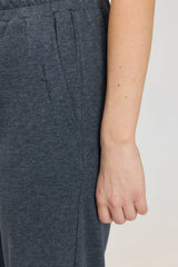 Julia ist 1,78 und trägt Größe S