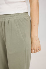 Julia ist 1,78 und trägt Größe S