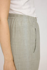 Julia ist 1,78 und trägt Größe S