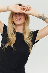 Ina ist 1,75 und trägt Größe S