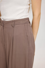 Julia ist 1,78 und trägt Größe S