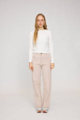 Julia ist 1,78 und trägt Größe S