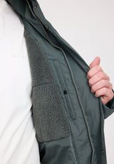 Nick ist 1,90 und trägt Größe L